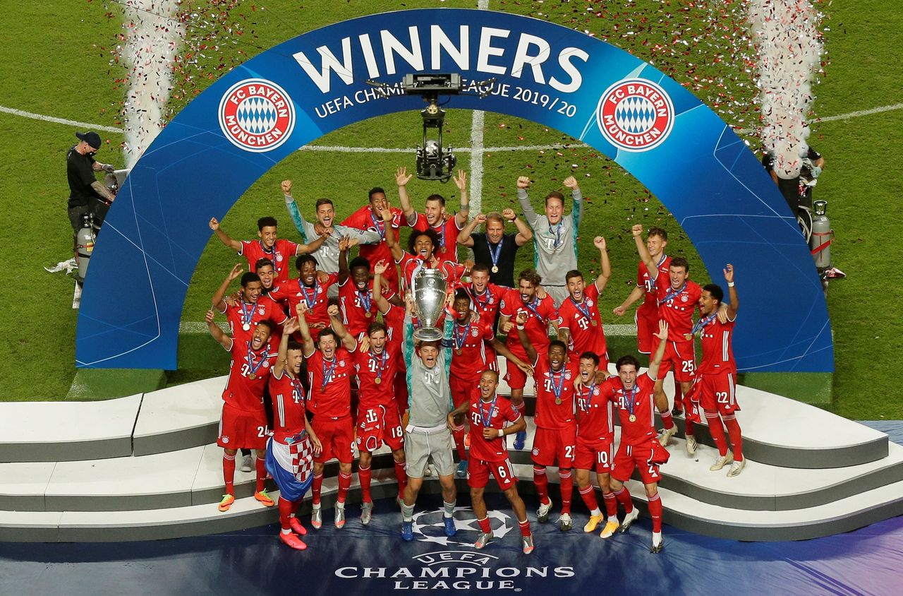 FOTO DE ARCHIVO: Los jugadores del Bayern de Múnich celebran el triunfo del equipo de fútbol alemán en la Liga de Campeones en el Estadio da Luz de Lisboa, Portugal, el 23 de agosto de 2020. Manu Fernández/Pool vía REUTERS