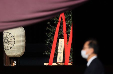 El “masakaki” enviado por el primer ministro Suga Yoshihide con motivo del festival de primavera en el santuario de Yasukuni. En la mañana del 21 de abril, en el distrito de Chiyoda de Tokio.