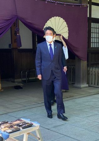 El ex primer ministro Abe Shinzō durante su visita al santuario de Yasukuni en la mañana del 21 de abril, en el distrito de Chiyoda de Tokio. 