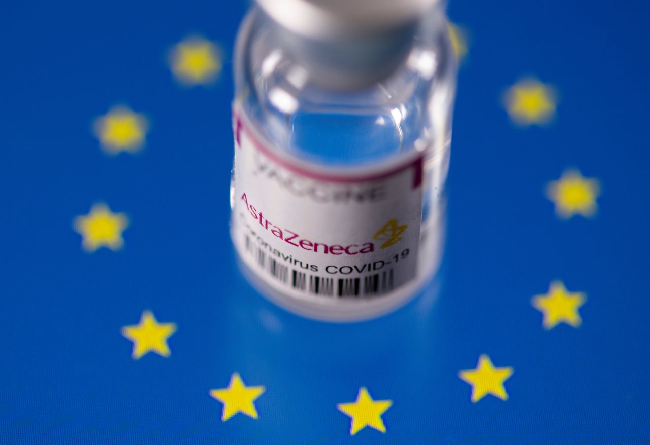 Ilustración de un frasco con la etiqueta "AstraZeneca coronavirus disease (COVID-19) vaccine" colocado sobre una bandera de la UE, 24 de marzo de 2021. REUTERS/Dado Ruvic