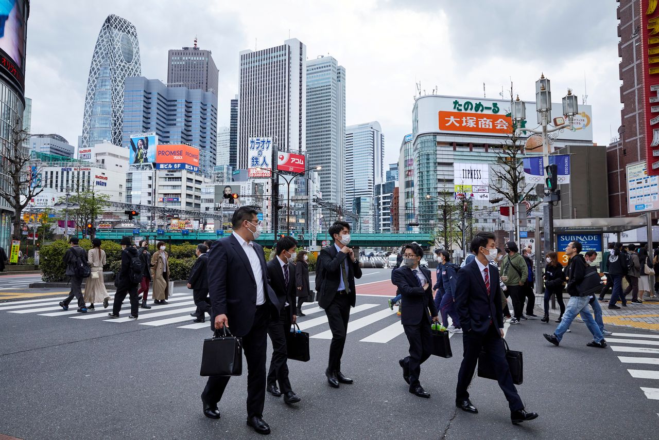 Imagen de archivo de peatones con mascarillas caminando por la calle durante la pandemia de COVID-19 en el distrito de Shinjuku en Tokio, Japón. 6 de abril, 2021. REUTERS/Androniki Christodoulou/Archivo