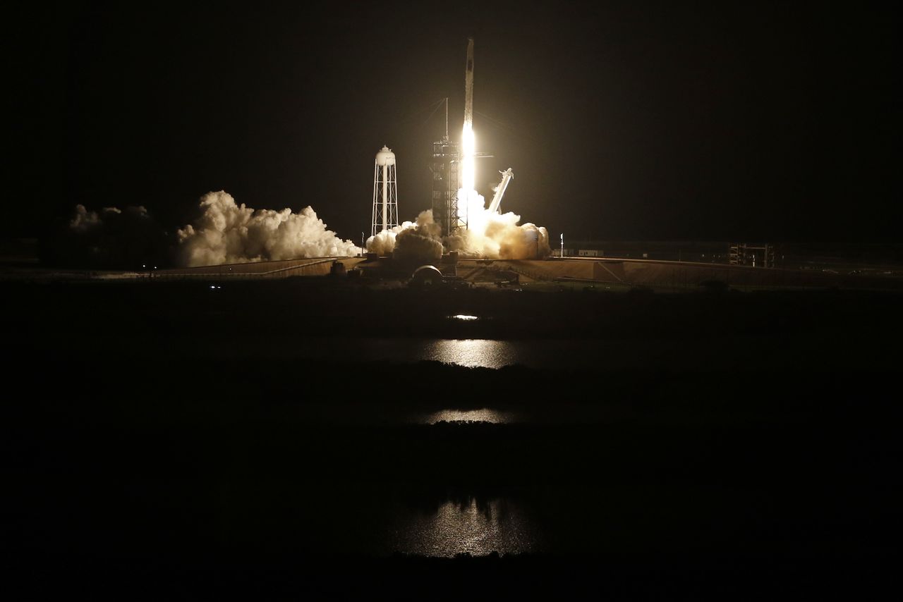 Un cohete SpaceX Falcon 9, con la cápsula Crew Dragon, que transporta a cuatro astronautas en una misión comercial de la tripulación de la NASA, se lanza en el Centro Espacial Kennedy en Cabo Cañaveral, Florida, EEUU, 23 de abril del 2021. REUTERS/Joe Skipper