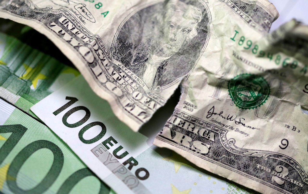 FOTO DE ARCHIVO: Ilustración de billetes de dólar estadounidense y de euro, 3 de mayo de 2018. REUTERS/Dado Ruvic