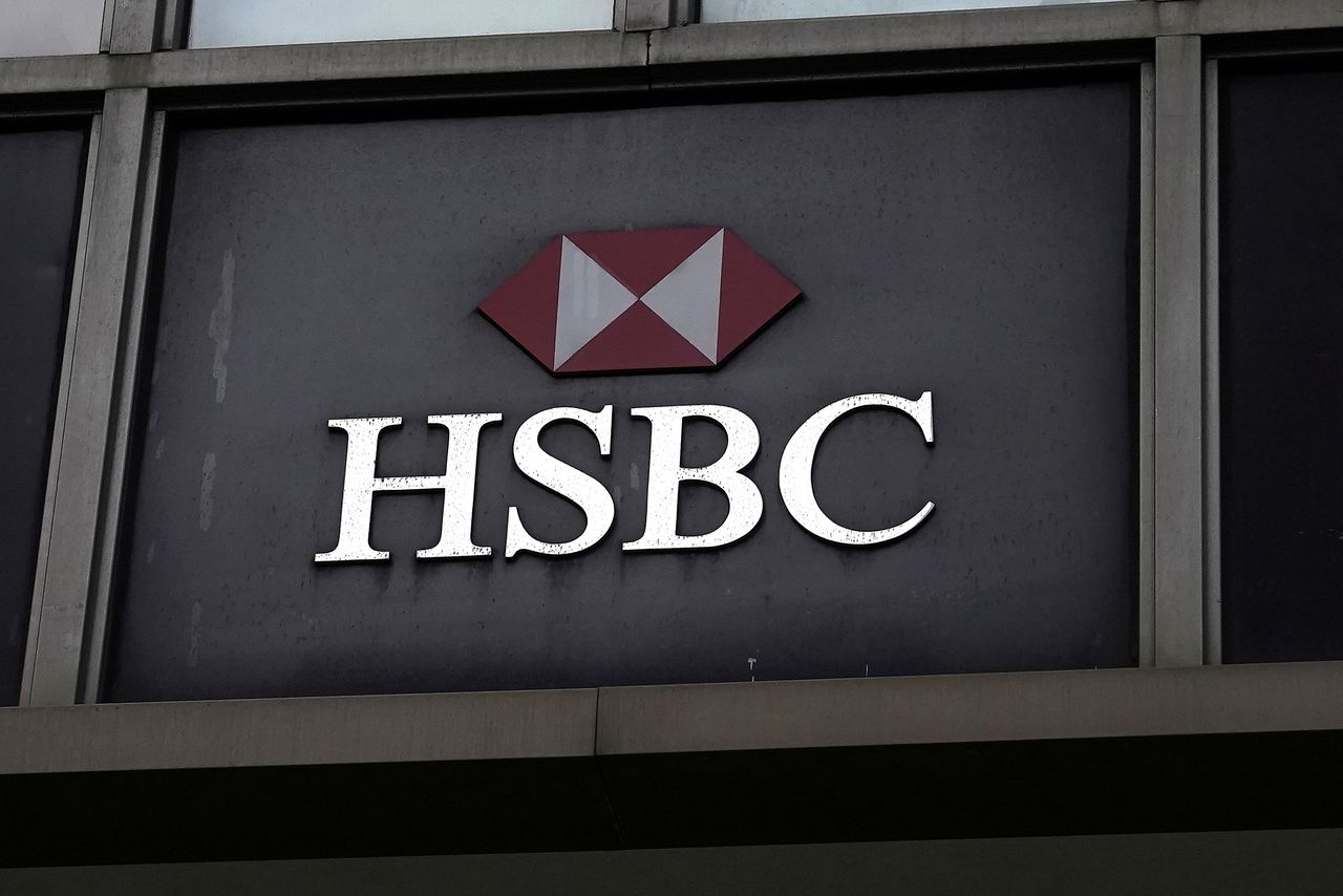 FOTO DE ARCHIVO: El logotipo del banco británico HSB en el distrito de Manhattan de la Ciudad de Nueva York, Estados Unidos, el 19 de octubre de 2020. REUTERS/Carlo Allegri