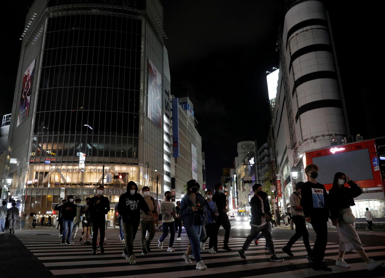 Peatones en Shibuya, durante la epidemia de coronavirus (COVID-19), en Tokio, Japón, 25 de abril de 2021. REUTERS/Kim Kyung-Hoon