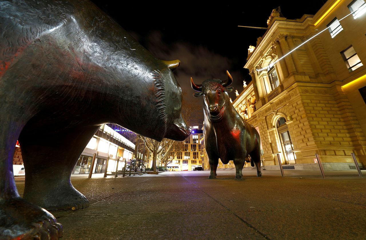 FOTO DE ARCHIVO: Los símbolos del toro y del oso frente a la bolsa alemana (Deutsche Boerse) en Fráncfort, Alemania, 12 de febrero de 2019. REUTERS/Kai Pfaffenbach