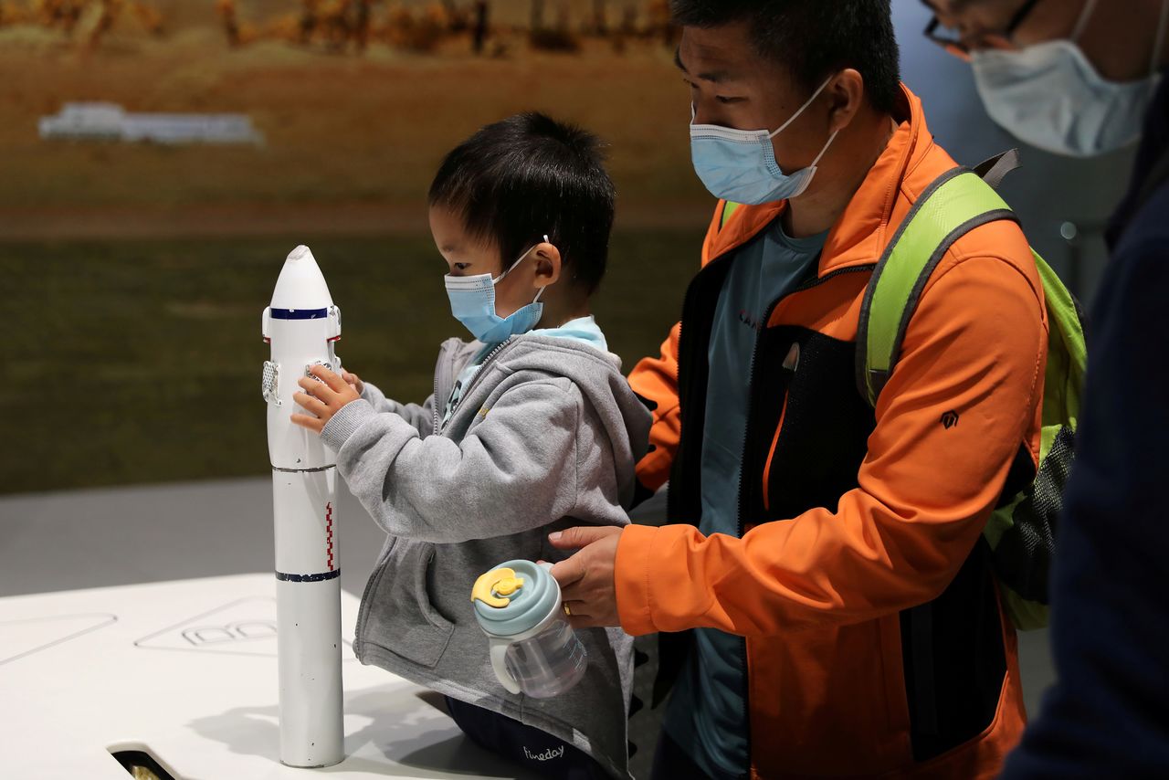 Niño sostiene modelo de cohete en el Museo Chino de la Ciencia y la Tecnología, Pekín, China, 24 abril 2021.
REUTERS/Tingshu Wang/