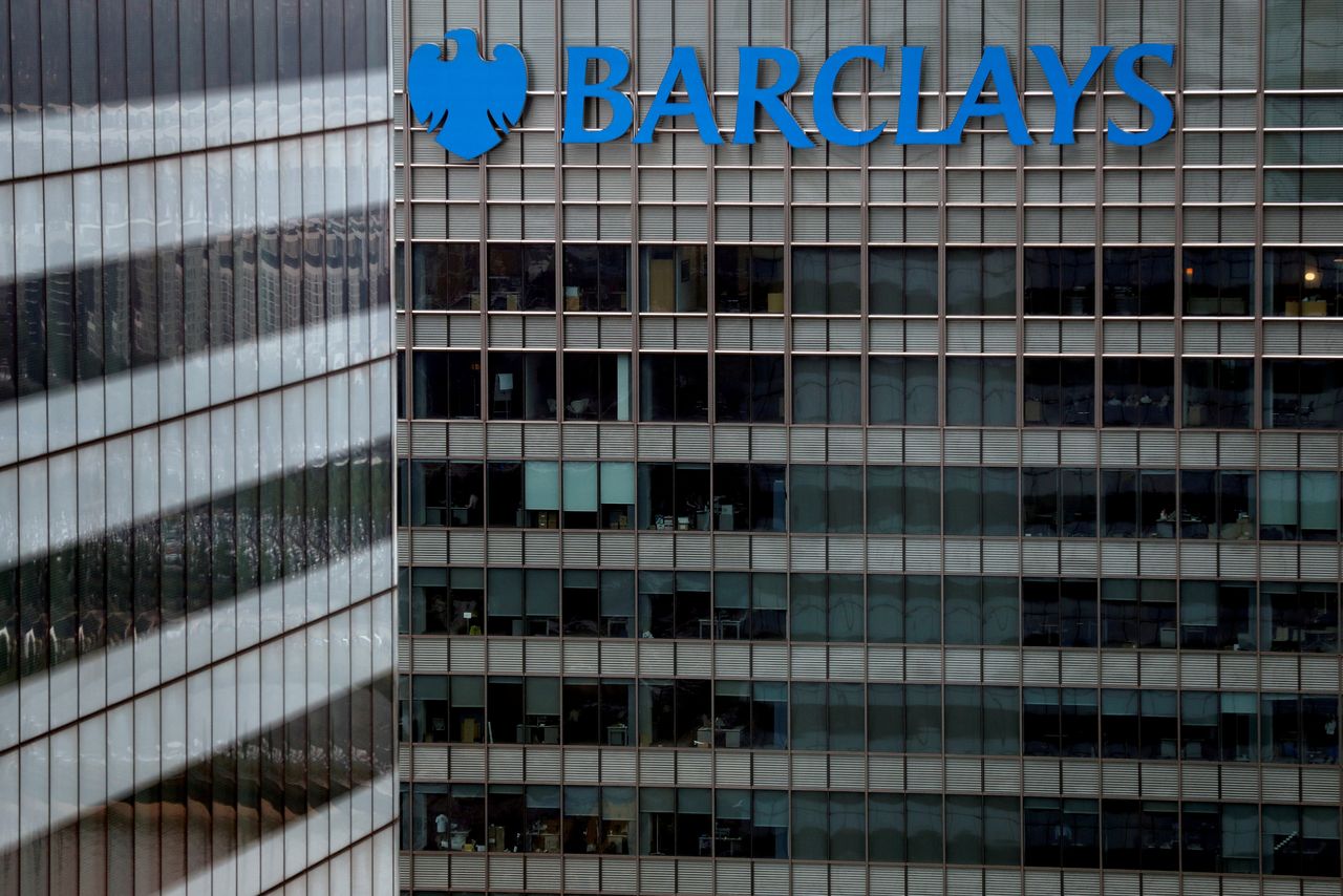 FOTO DE ARCHIVO: El logotipo de Barclays en un edificio del banco en el distrito financiero de Londres, Reino Unido, el 17 de mayo de 2017. REUTERS/Stefan Wermuth
