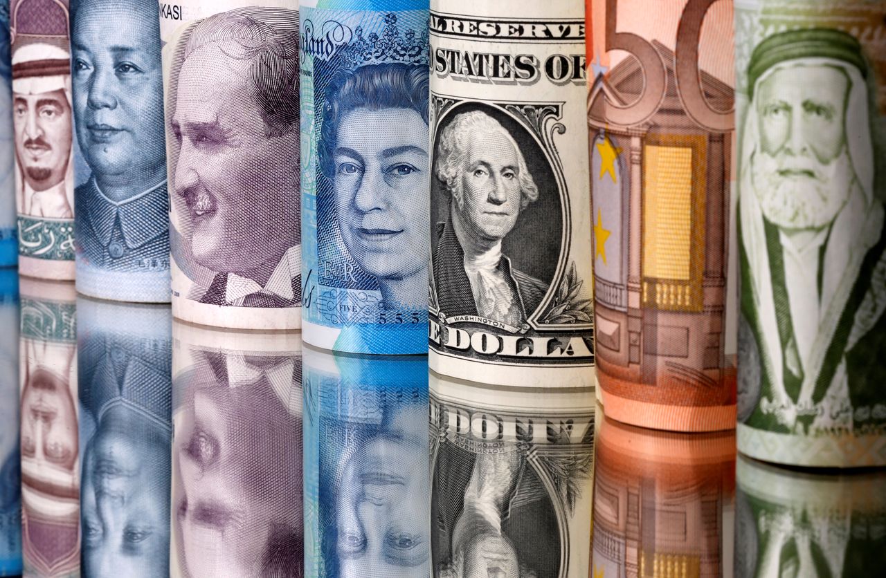 IMAGEN DE ARCHIVO. Billetes de riyal saudí, yuan, lira turca, libra esterlina, dólar estadounidense, euro y dinar jordano se ven en esta ilustración tomada el 6 de enero de 2020. REUTERS/Dado Ruvic