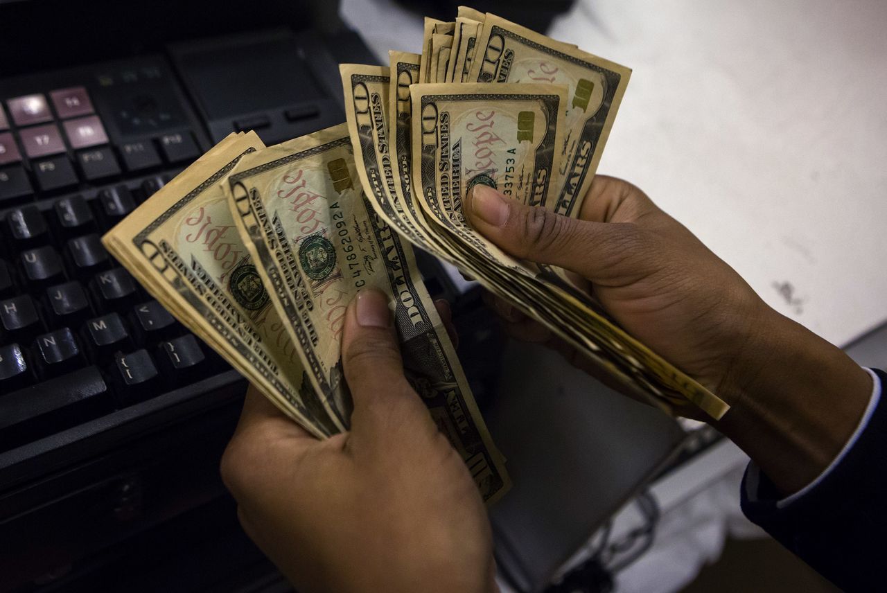 Imagen de archivo de un cajero contando dinero en una tienda de Nueva York, EEUU. 28 noviembre 2013. REUTERS/Eric Thayer