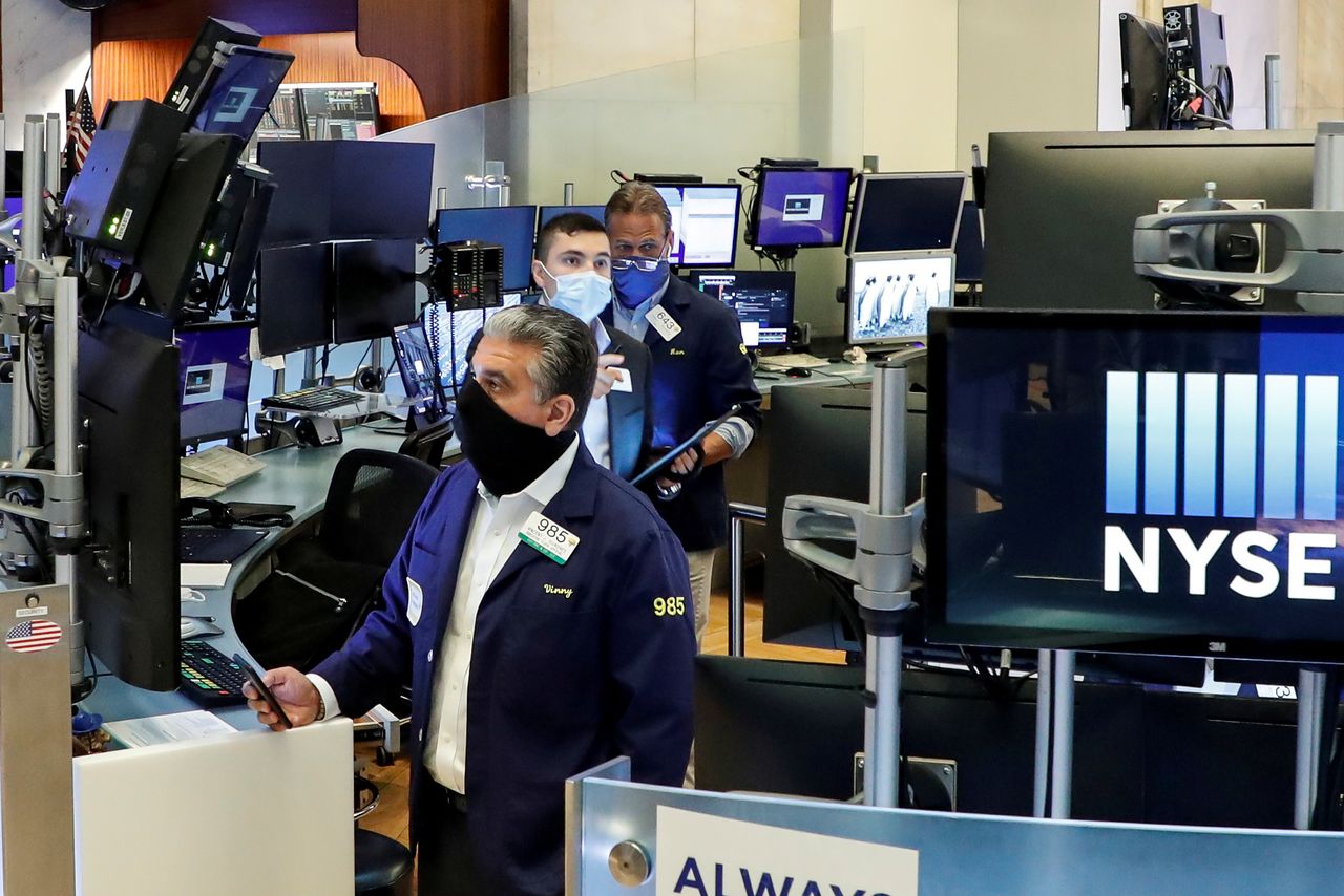 FOTO DE ARCHIVO: Operadores con mascarilla en el parqué de la Bolsa de Nueva York (NYSE), Estados Unidos, 26 de mayo de 2020. REUTERS/Brendan McDermid