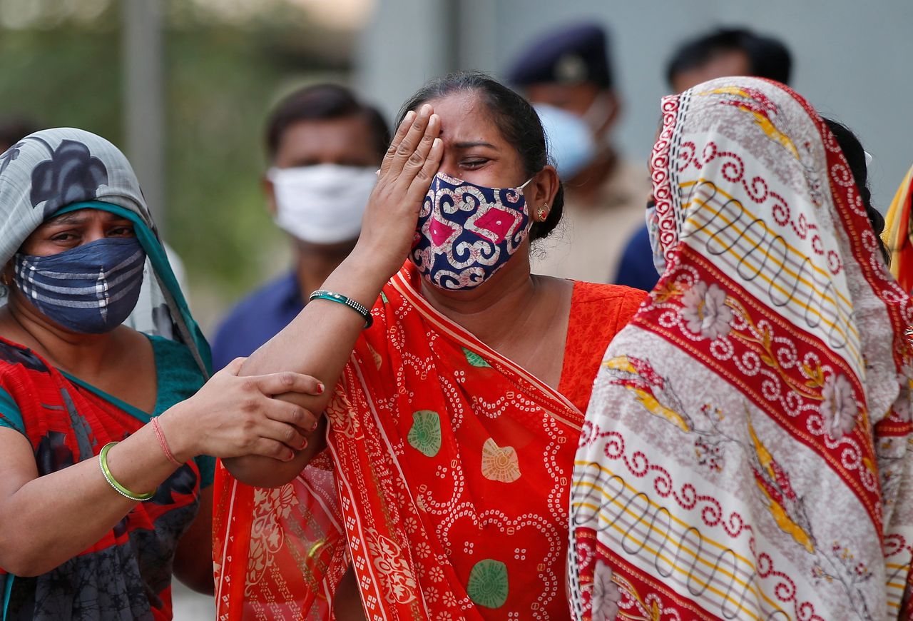Una mujer llora tras la muerte de su marido a causa de la enfermedad del coronavirus (COVID-19) a las puertas del depósito de cadáveres de un hospital en Ahmedabad, India. 8 de mayo de 2021. REUTERS/Amit Dave