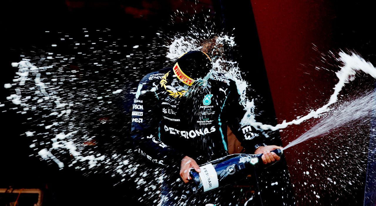Fórmula Uno F1 - Gran Premio de España - Circuito de Barcelona-Catalunya, Barcelona, España - 9 de mayo de 2021. El ganador Lewis Hamilton de Mercedes celebra en el podio. REUTERS/Albert Gea