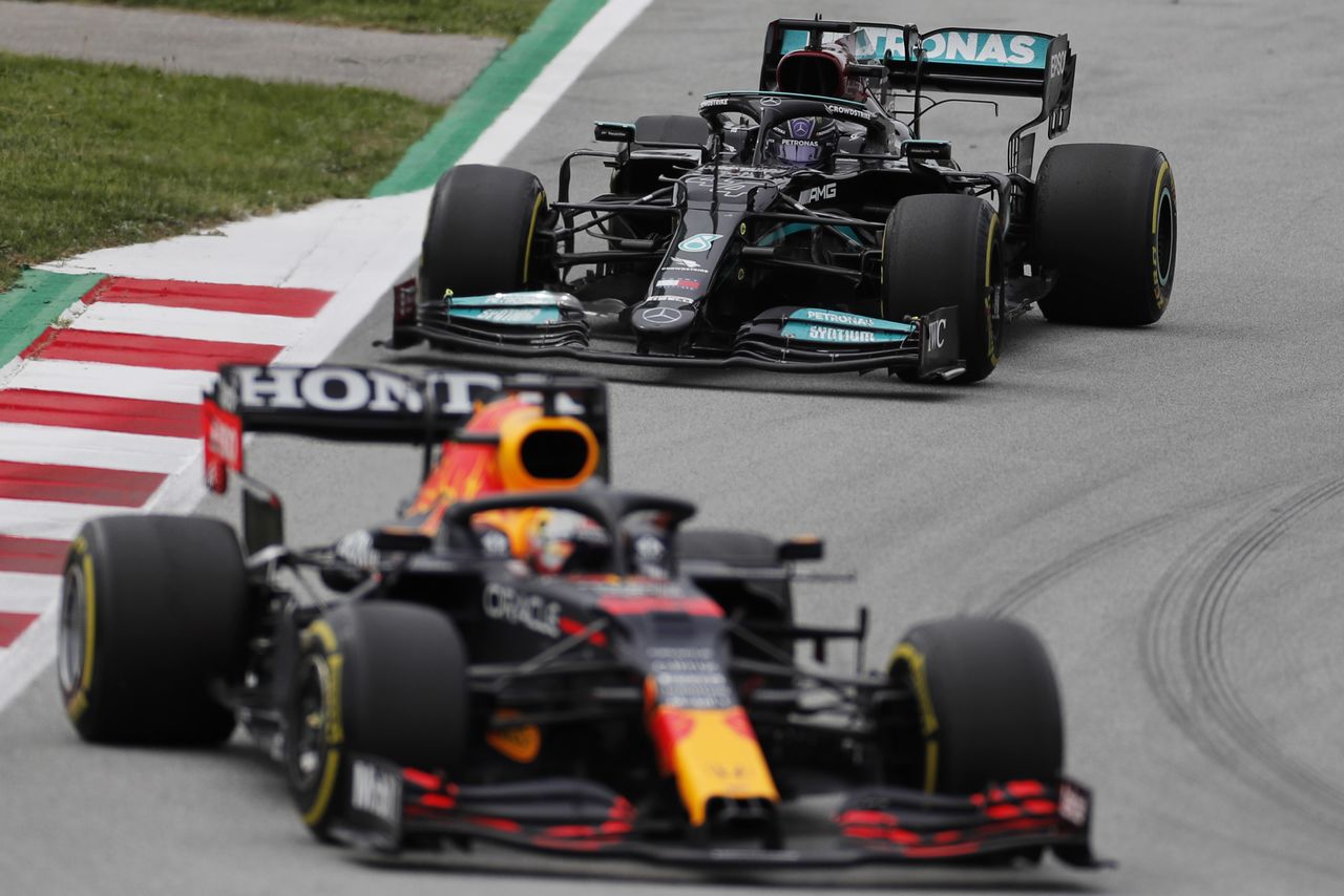 Fórmula Uno F1 - Gran Premio de España - Circuito de Barcelona-Catalunya, Barcelona, España - 9 de mayo de 2021. Max Verstappen de Red Bull y Lewis Hamilton de Mercedes en acción durante la carrera. REUTERS/Nacho Doce