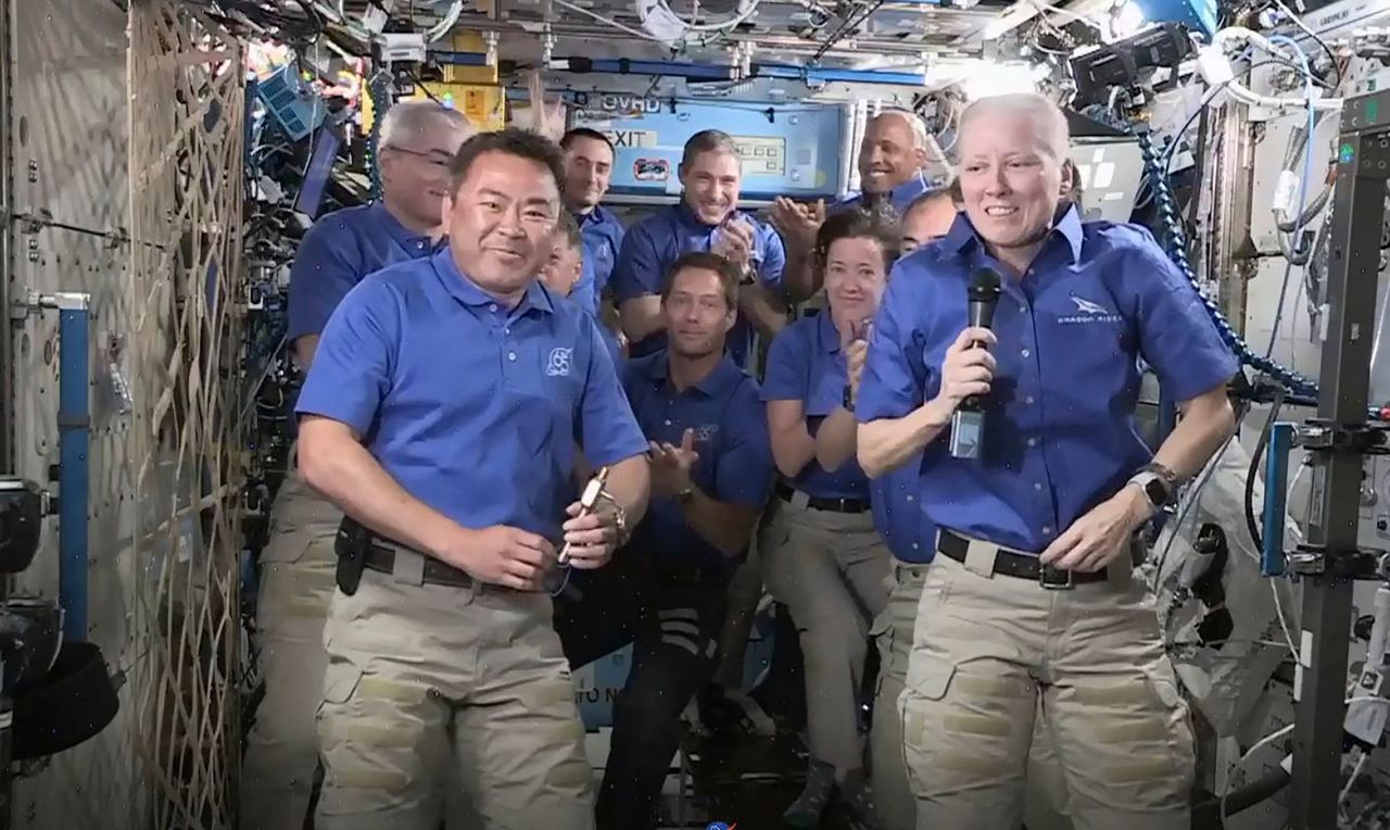 En una imagen de NASA TV, el ingeniero de vuelo Shannon Walker, a la derecha, habla durante la ceremonia del 27 de abril que conmemora el cambio en la comandancia de la EEI, que pasa a manos de Hoshide Akihiko, a la izquierda, con la presencia también del resto de la tripulación. (Fotografía de NASA TV; © AFP/Jiji)