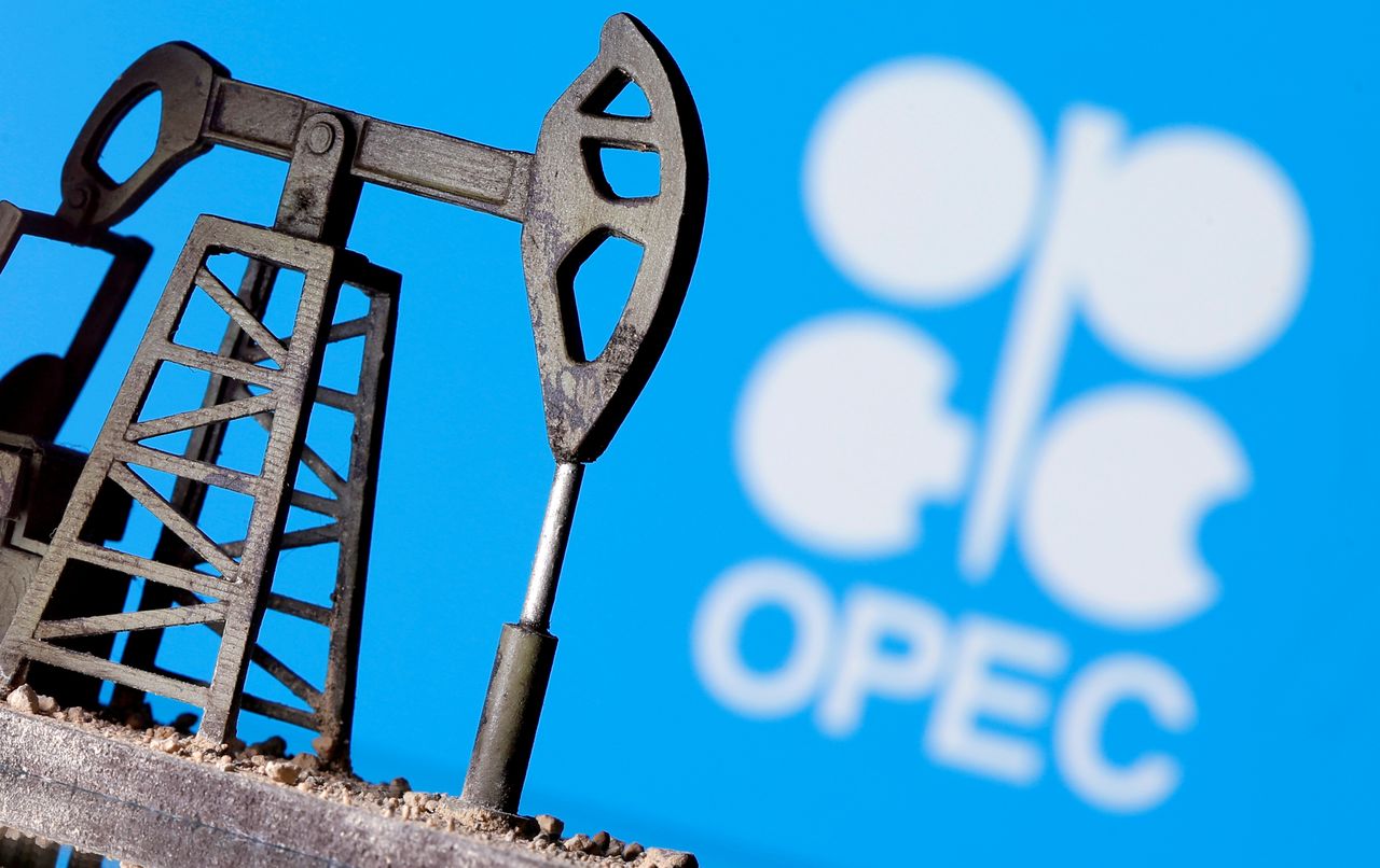 Foto de archivo ilustrativa del logo de la OPEP junto a una impresión 3D de un balancín de petróleo. 
Abril 14, 2020. REUTERS/Dado Ruvic/