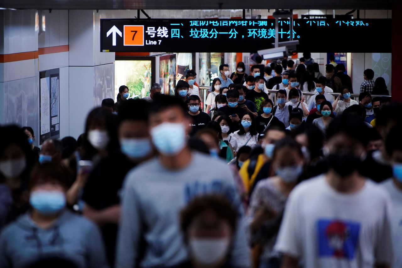 Cientos de personas trasnitan por una estación de metro en Shanghái, China. 11 mayo 2021. REUTERS/Aly Song