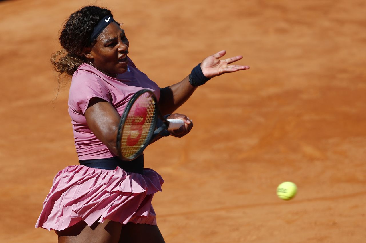 La estadounidense Serena Williams responde a un servicio de la argentina Nadia Podoroska durante el Abierto de Roma. Mayo 12, 2021. REUTERS/Guglielmo Mangiapane