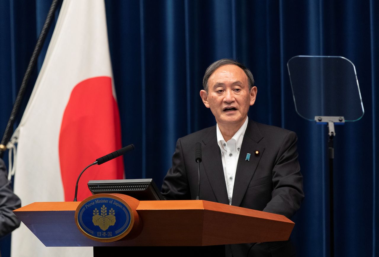El primer ministro japonés, Yoshihide Suga, durante una rueda de prensa en Tokio, Japón, 7 de mayo de 2021. REUTERS/Hiro Komae