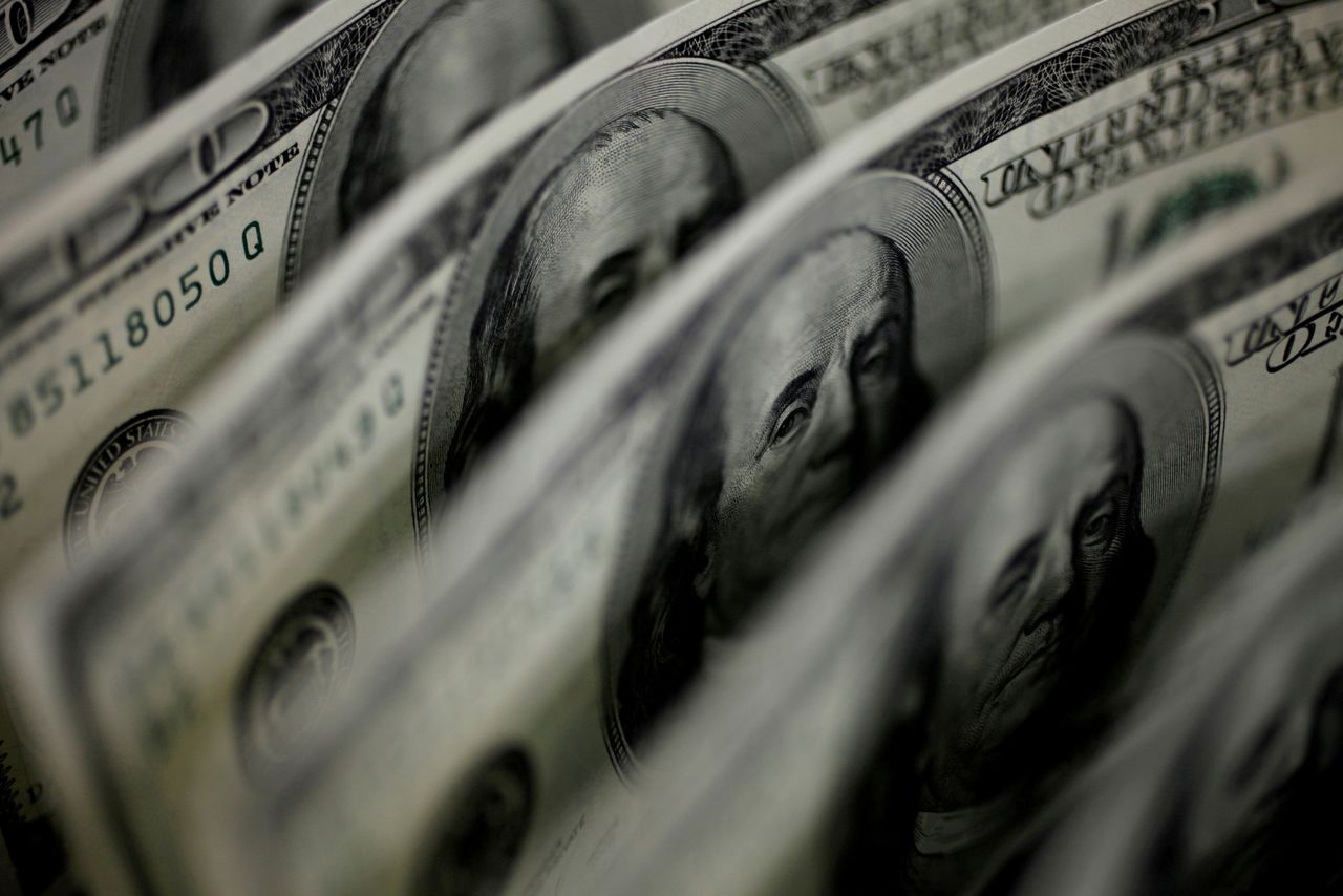 FOTO DE ARCHIVO: Una ilustración fotográfica muestra billetes de 100 dólares estadounidenses en Tokio, 2 de agosto de 2011. REUTERS/Yuriko Nakao
