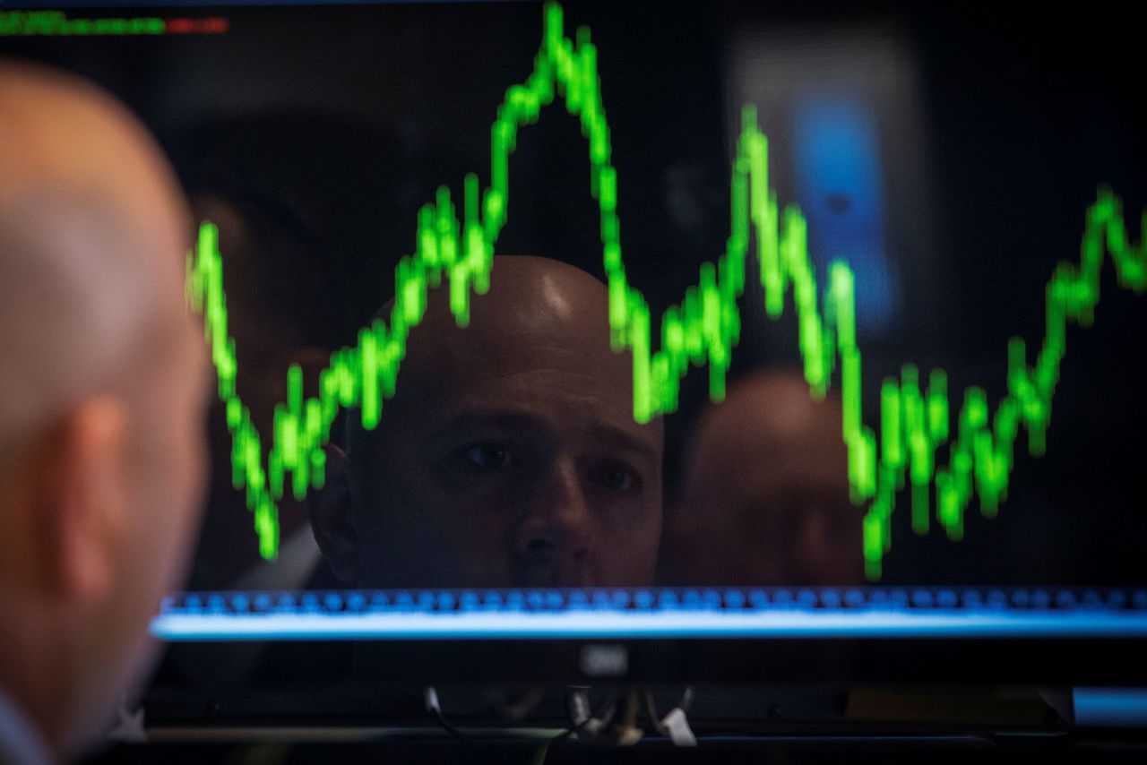 FOTO DE ARCHIVO: Un gráfico en el parqué de la Bolsa de Nueva York, 8 de julio de 2014. REUTERS/Brendan McDermid
