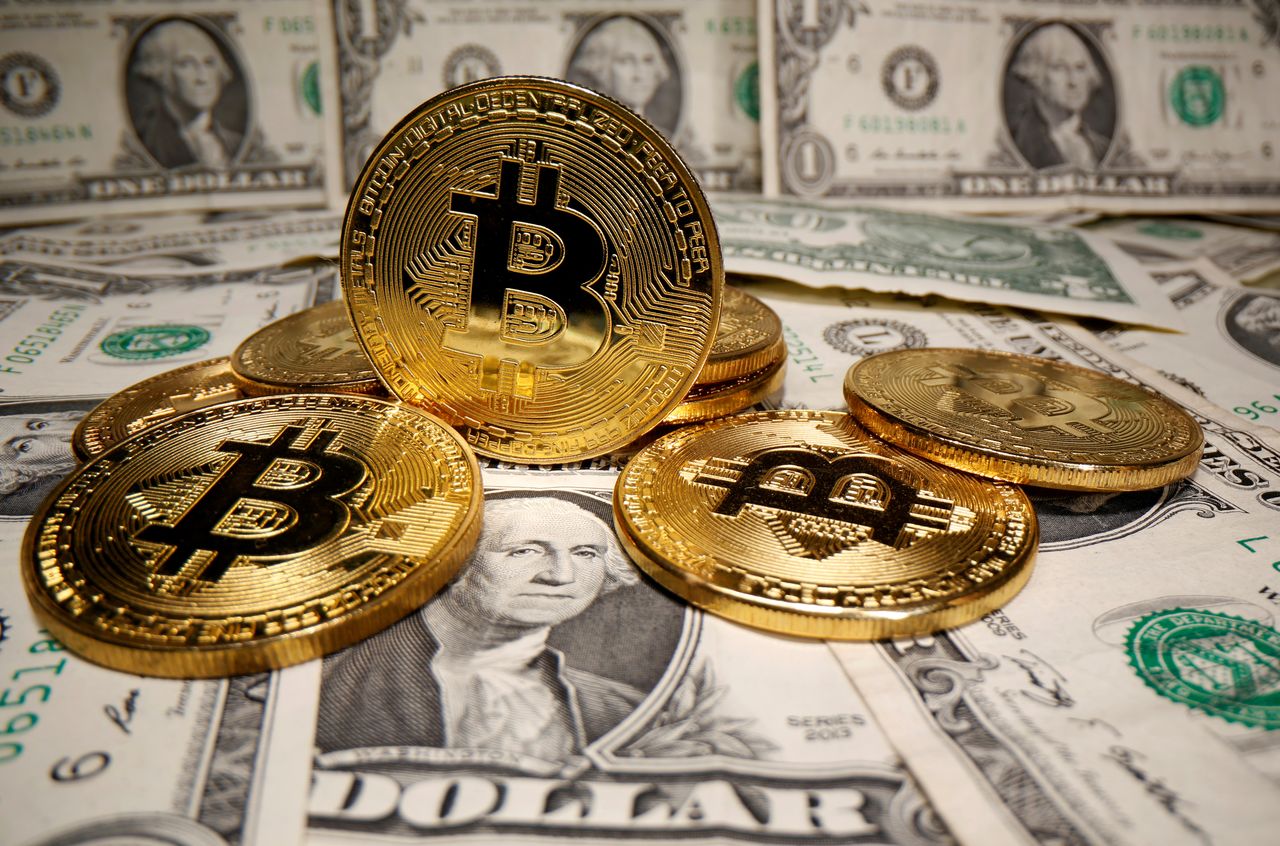 Imagen de archivo ilustrativa de representaciones de la moneda virtual bitcóin puestas sobre billetes de dólares estadounidenses tomada el 26 de mayo, 2020. REUTERS/Dado Ruvic/Archivo