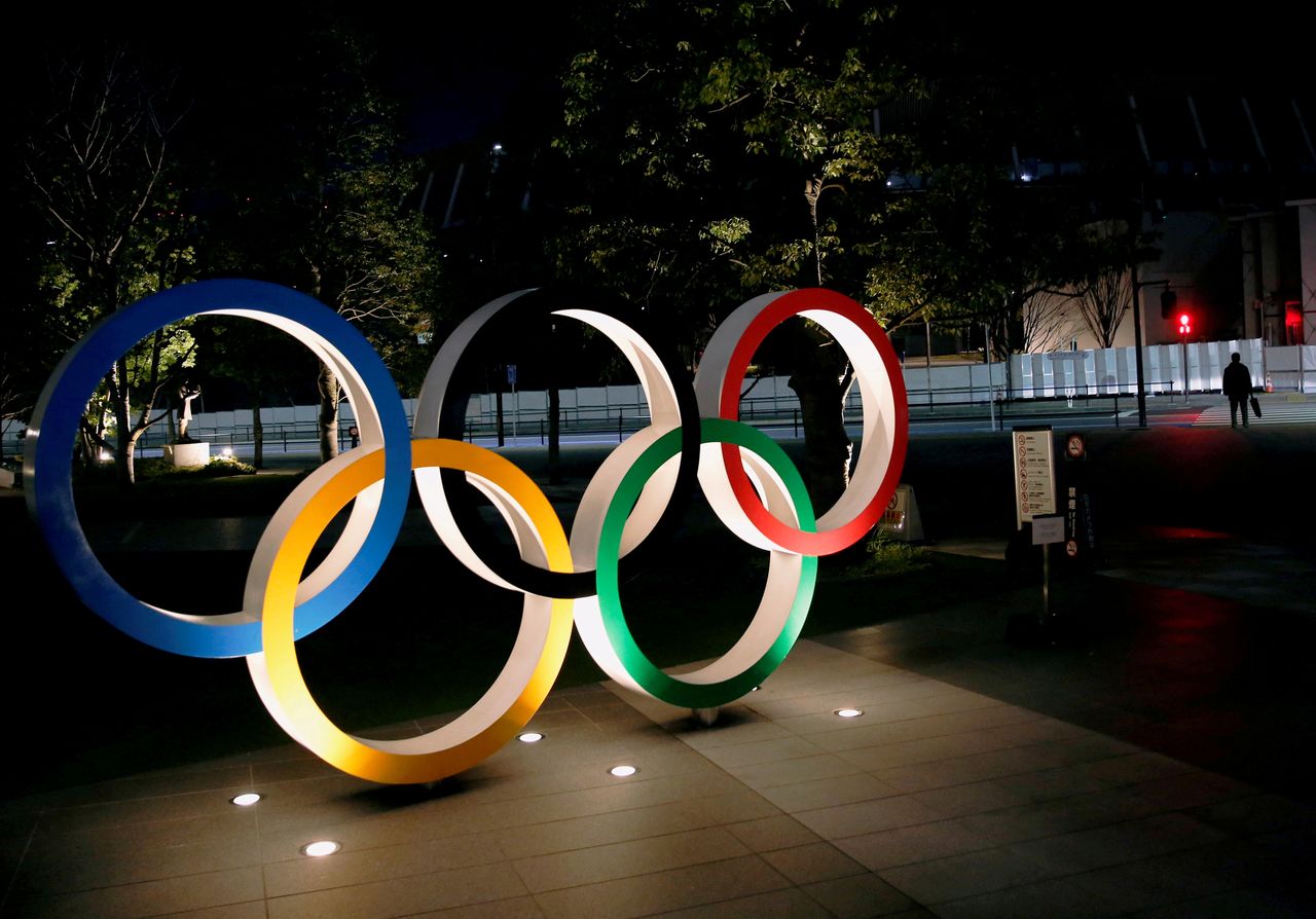 Foto de archivo ilustrativa de los anillos olímpicos frente al Estadio Nacional de Tokio. 
Ene 22, 2021. REUTERS/Kim Kyung-Hoon/