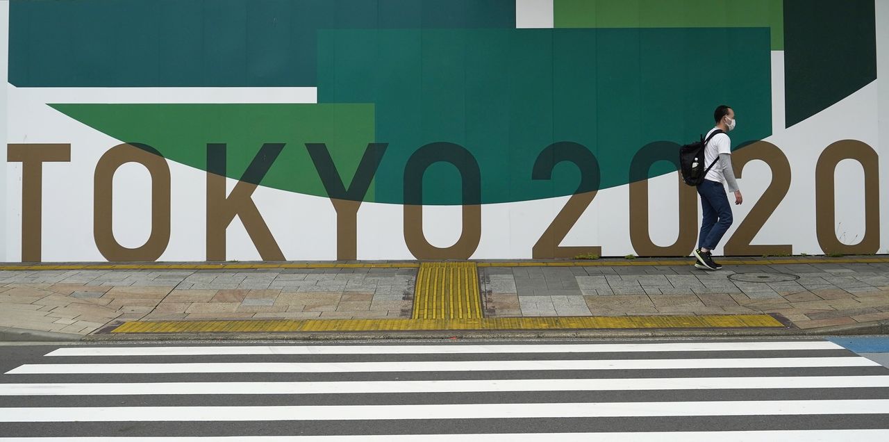 Un anuncio de los Juegos Olímpicos de Tokio 2020 que se han pospuesto a 2021 debido al brote de la enfermedad del coronavirus (COVID-19),  en la zona de los muelles del Parque Marino de Odaiba, en Tokio, Japón, 16 de mayo de 2021. REUTERS/Naoki Ogura