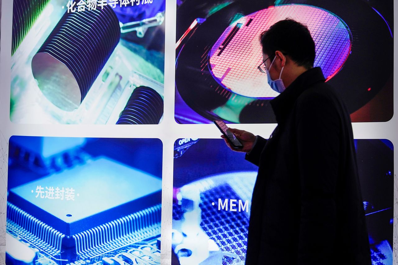 Un hombre visita una muestra de dispositivos semiconductores en Semicon China, una feria de tecnología de semiconductores, en Shanghái, China, 17 de marzo de 2021. REUTERS/Aly Song