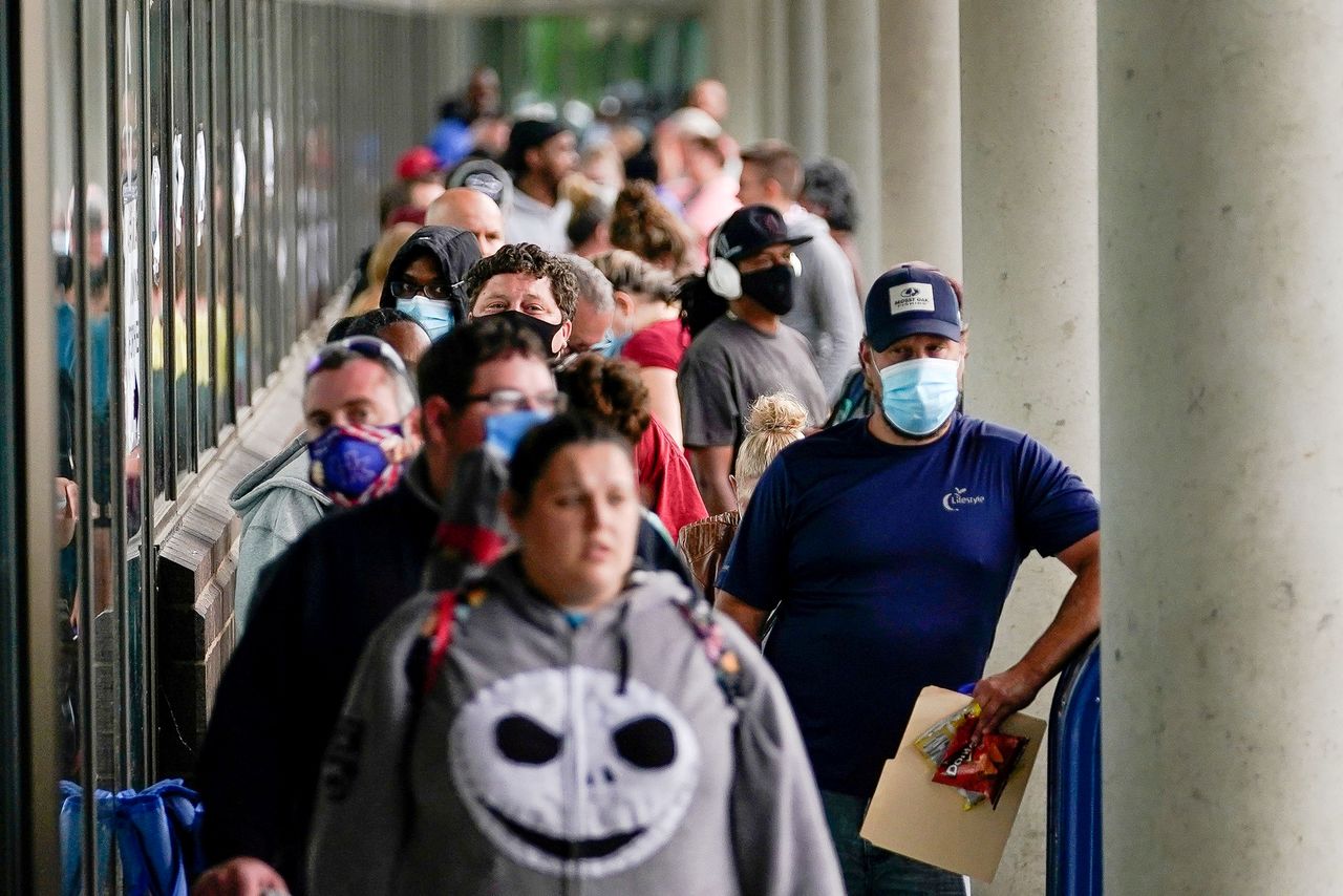 FOTO DE ARCHIVO: Cientos de personas hacen cola a las puertas de un Centro de Carreras de Kentucky con la esperanza de encontrar ayuda para su solicitud de desempleo en Frankfort, Kentucky, Estados Unidos. 18 de junio de 2020. REUTERS/Bryan Woolston