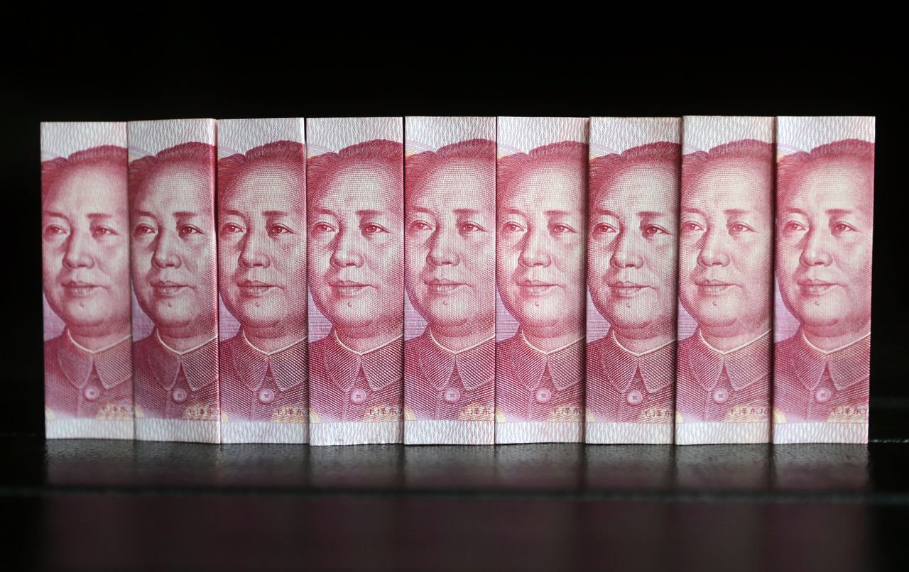 Ilustración de billetes de 100 yuanes, Pekín, China, 11 julio 2013.
REUTERS/Jason Lee