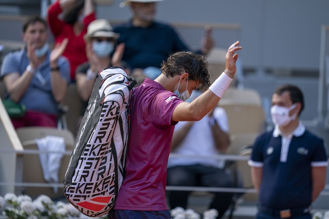 Dominic Thiem (Austria) saluda a los espectadores cuando abandona la cancha después de perder en la primera ronda de Roland Garros contra Pablo Andújar (ESP). Crédito obligatorio: Susan Mullane-USA TODAY Sports