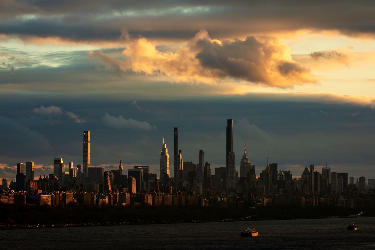 FOTO DE ARCHIVO: Barcazas en el río Hudson mientras la puesta de sol cae sobre el horizonte del lado oeste de Manhattan en la ciudad de Nueva York, Nueva York, EEUU., el 1 de diciembre,2020. REUTERS/Mike Segar