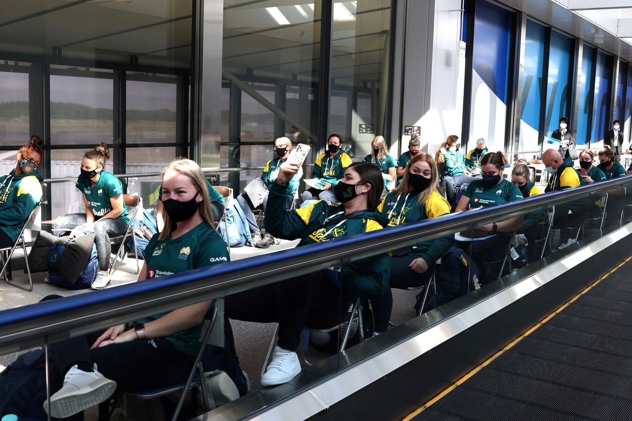 El equipo australiano de softbol espera para tomarse pruebas de antígenos a su llegada al Aeropuerto Narita en la prefectura de Chiba para participar de Tokio 2020, Japón, 1 junio 2021.
Behrouz Mehri/Pool vía REUTERS