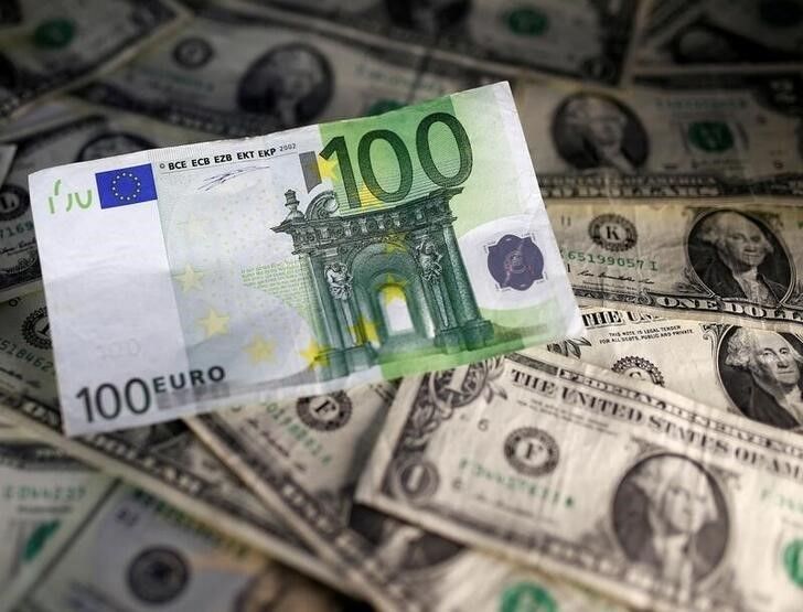 Imagen de archivo ilustrativa de billetes de dólares y euros tomada el 7 de noviembre de 2016. REUTERS/Dado Ruvic/Ilustración/Archivo