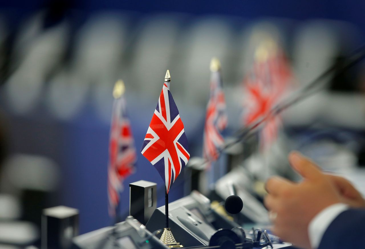 FOTO DE ARCHIVO: Banderas británicas se ven en los escritorios de los diputados del Brexit durante un debate sobre la última cumbre europea, en el Parlamento Europeo en Estrasburgo, Francia, el 4 de julio de 2019.  REUTERS/Vincent Kessler