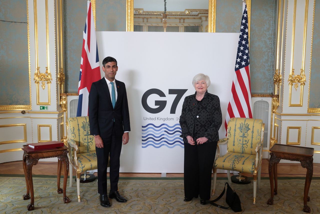 FOTO DE ARCHIVO: El ministro de Finanzas británico, Rishi Sunak, junto a la secretaria del Tesoro estadounidense, Janet Yellen, en Londres, Reino Unido, el 3 de junio de 2021. REUTERS/Hannah McKay/Pool