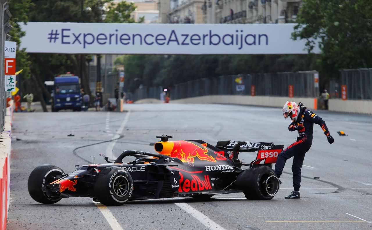 Fórmula Uno F1 - Gran Premio de Azerbaiyán - Circuito de la ciudad de Bakú, Bakú, Azerbaiyán. 6 de junio de 2021. Max Verstappen, de Red Bull, da una patada al volante de su coche tras estrellarse en la carrera. REUTERS/Anton Vaganov