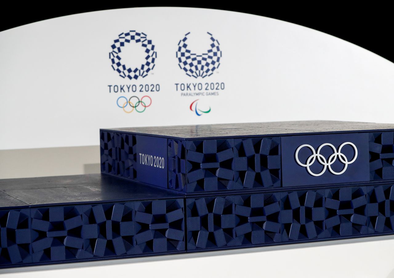 FOTO DE ARCHIVO: Un podio que se utilizará para las ceremonias de victoria de los Juegos Olímpicos y Paralímpicos de Tokio 2020, Japón, el 3 de junio,2021. REUTERS/Issei Kato/Pool