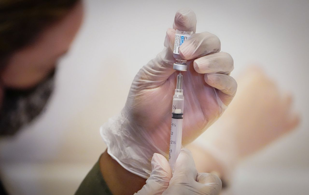 Imagen de archivo de una trabajadora de la salud preparandon una dosis de la vacuna de Johnson & Johnson contra el COVID-19 en Nueva York, EEUU. 12 mayo 2021. REUTERS/Carlo Allegri