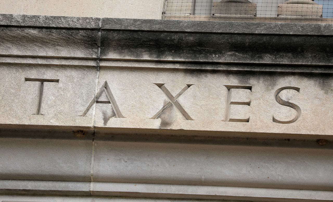 FOTO DE ARCHIVO: La palabra "impuestos" se ve grabada en la sede del Servicio de Impuestos Internos (IRS) de Estados Unidos en Washington, D.C., Estados Unidos. 10 de mayo de 2021. REUTERS/Andrew Kelly/File Photo