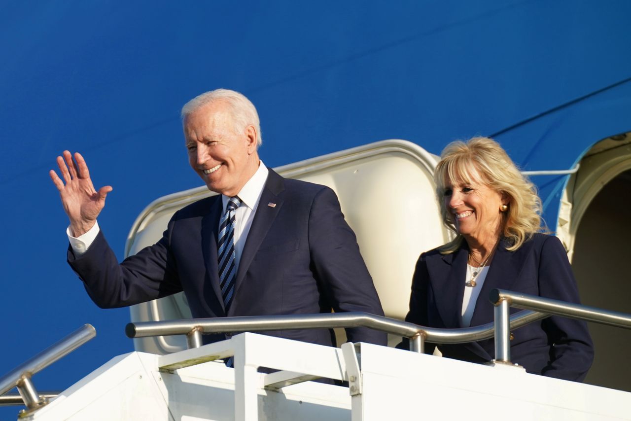 FOTO DE ARCHIVO. El presidente de Estados Unidos, Joe Biden, y la primera dama, Jill Biden, desembarcan del Air Force One a su llegada a RAF Mildenhall antes de la Cumbre del G7, cerca de Mildenhall, Reino Unido. 9 de junio de 2021. REUTERS/Kevin Lamarque