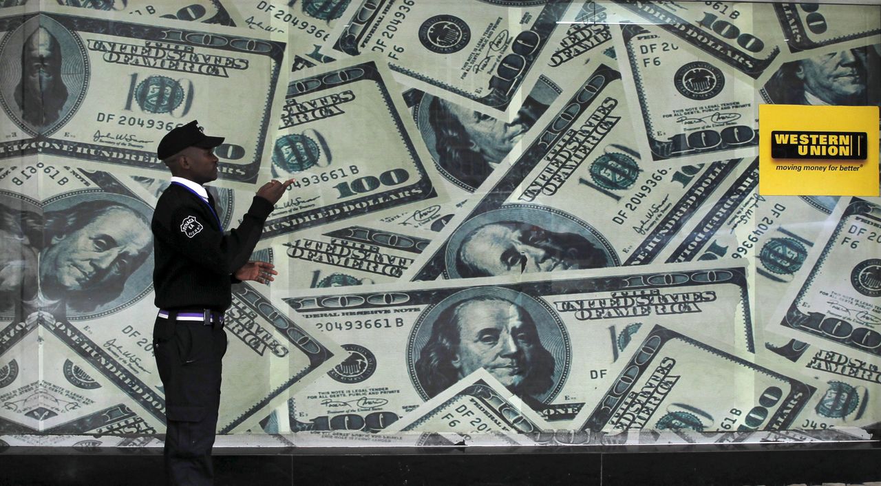 Foto de archivo de una gigantografía de billetes de dólares en una casa de cambio en Nairobi 
Jul 23, 2015. REUTERS/Thomas Mukoya/