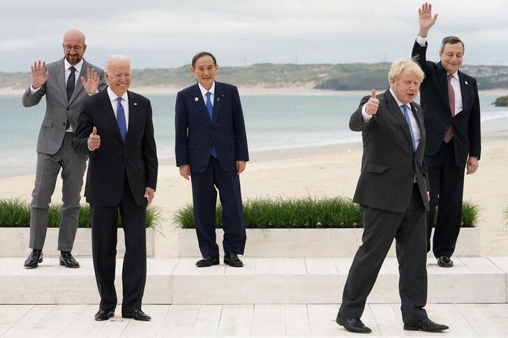 El primer ministro de Japón, Yoshihide Suga, en medio de la foto de familia del G7 junto al presidente de EEUU, Joe Biden; el primer ministro británico, Boris Johnson; el primer ministro italiano, Mario Draghi; y el presidente del Consejo Europeo, Charles Michel, en Carbis Bay, Cornwall, Reino Unido. 11 junio 2021. REUTERS/Kevin Lamarque