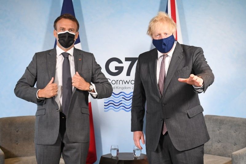 El primer ministro británico, Boris Johnson,  y el presidente de Francia,  Emmanuel Macron, participan en un encuentro bilateral durante la cumbre del G7 en Carbis Bay, Reino Unido. 12 junio 2021. Stefan Rousseau/Pool vía Reuters