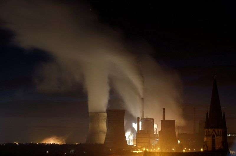 IMAGEN DE ARCHIVO. Humo y vapor se ven en la central eléctrica Emile Huchet operada por UNIPER, en Carling, Francia, Diciembre 11, 2018. REUTERS/Christian Hartmann
