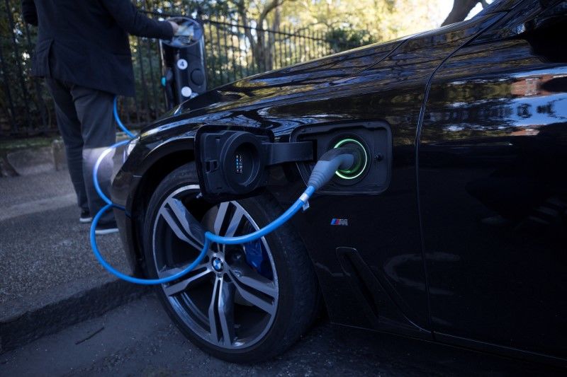 FOTO DE ARCHIVO: Un conductor conecta un cable en la toma de recarga de un automóvil eléctrico en Londres, Reino Unido, el 19 de octubre de 2018. REUTERS/Simon Dawson