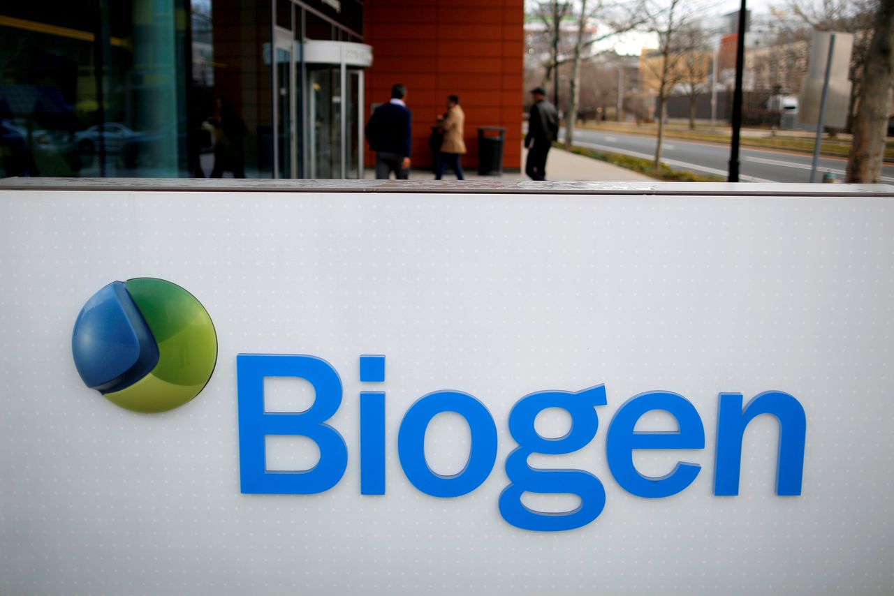 Foto de archivo del logo de Biogen en las instalaciones de la empresa en Cambridge, Massachusetts
Ene 26, 2017.  REUTERS/Brian Snyder/