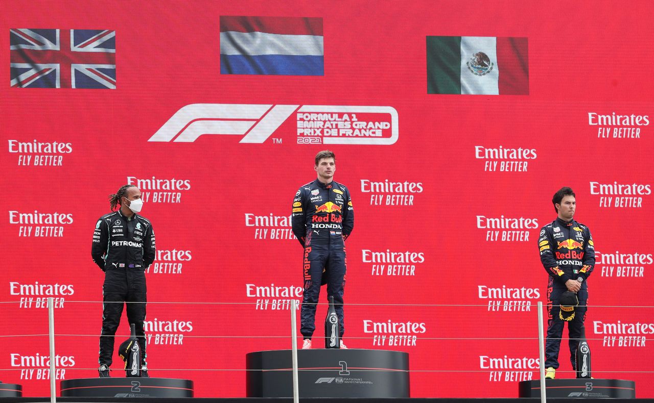 Max Verstappen de Red Bull celebra en el podio luego de ganar el Gran Premio de Francia de la Fórmula 1 junto a Lewis Halmilton de Mercedes, quien terminó segundo, y el mexicano Sergio Pérez de Red Bull, que ocupó el tercer lugar en el Circuito Paul Ricard de Le Castellet, Francia. 20 de junio, 2021. REUTERS/Yves Herman