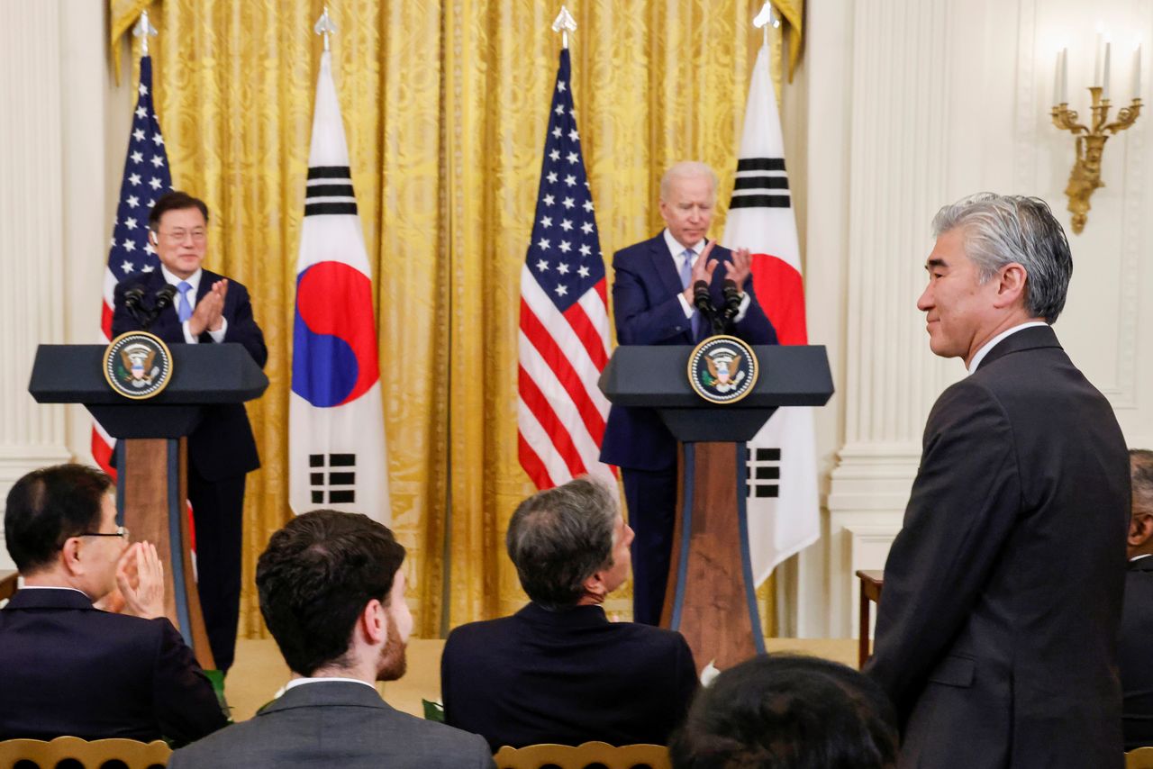 FOTO DE ARCHIVO: El representante especial de Estados Unidos para Corea del Norte, Sung Kim, junto al presidente estadounidense, Joe Biden, durante una rueda de prensa conjunta celebrada junto al presidente surcoreano Moon Jae-in, en la Casa Blanca, Washington D. C., EEUU, el 21 de mayo de 2021.  REUTERS/Jonathan Ernst